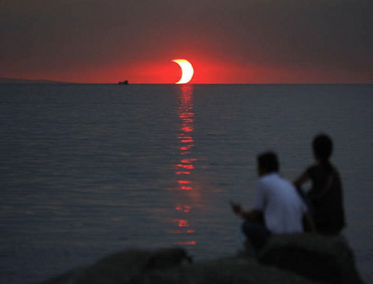 un eclipse y un atardecer a la misma hora