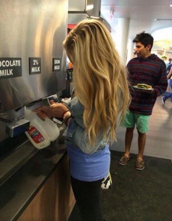 muchacha llenando su botella de leche en el despachador