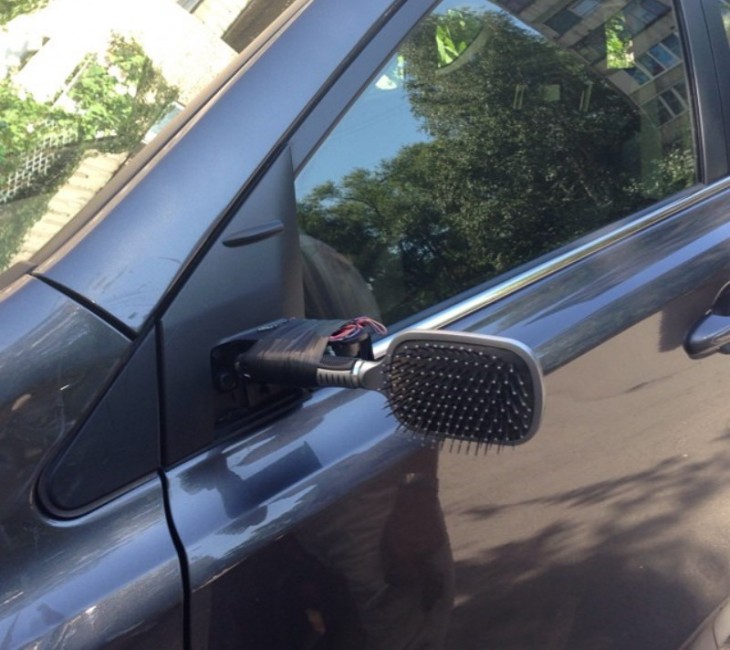 espejo retrovisor para auto hecho con un cepillo de mujeres