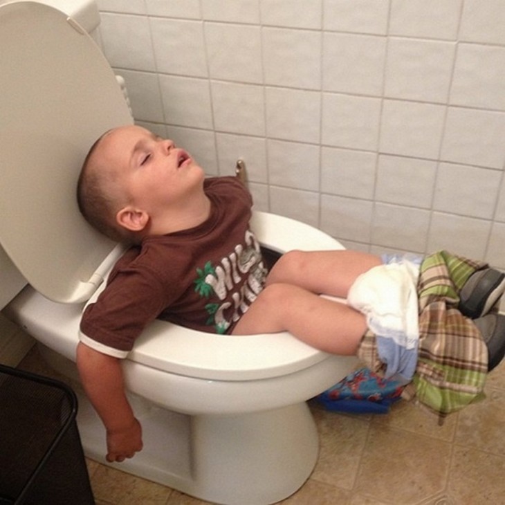 NIÑO QUE SE QUEDO DORMIDO EN EL BAÑO