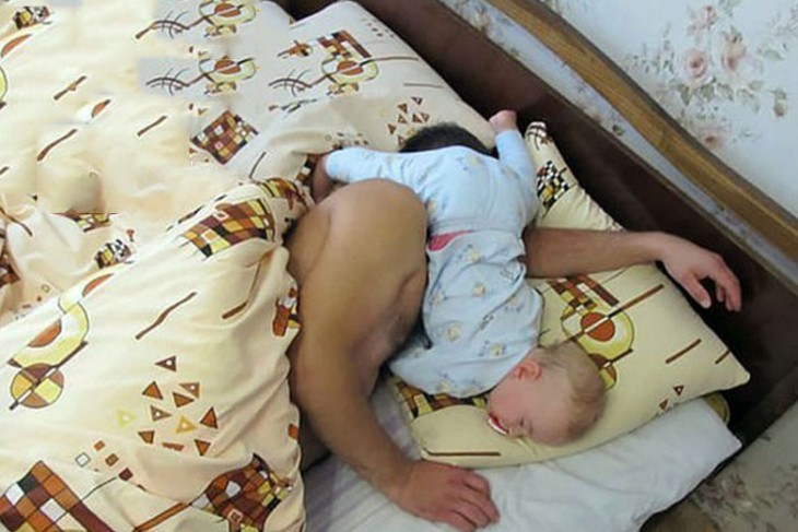 NIÑO DORMIDO ENCIMA DE SU PAPA