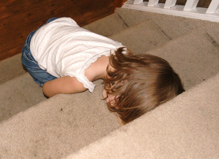 NIÑA SE QUEDO DORMIDA EN LAS ESCALERAS DE LA CASA