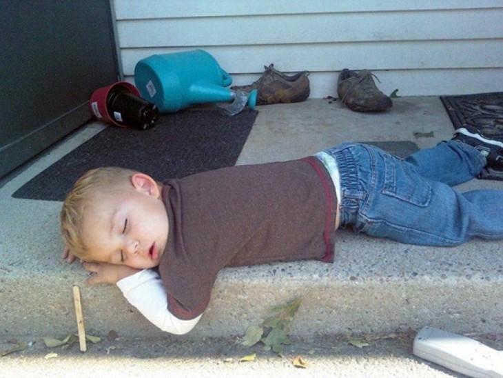 NIÑO SE QUEDO DORMIDO EN LA PUERTA DE SU CASA