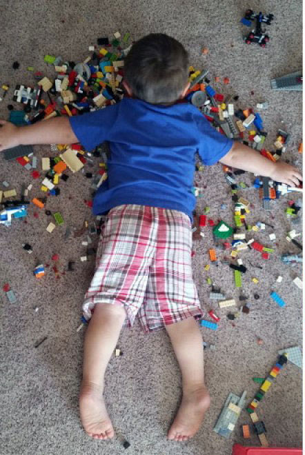 NIÑO DORMIDO SOBRE SUS LEGOS