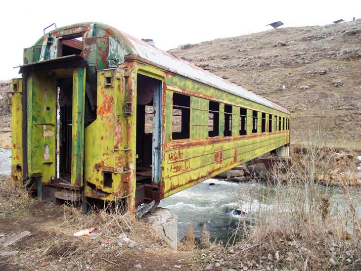 vagon de un tren utilizado como un puente