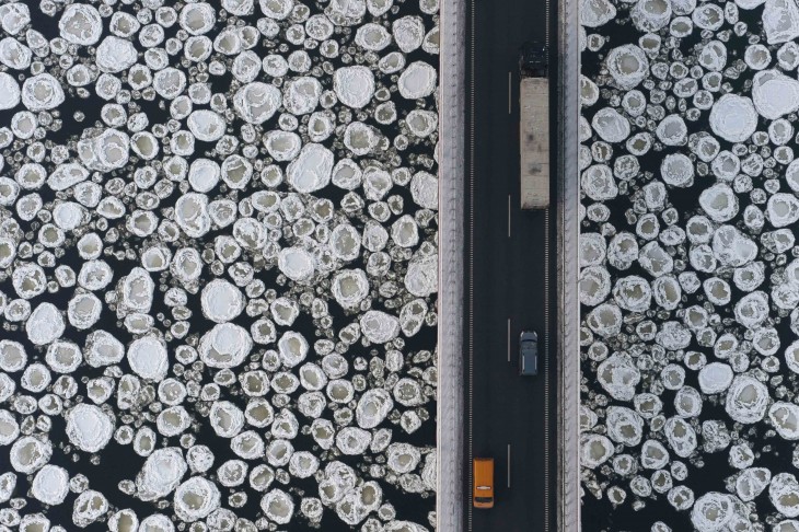 hielo flotante bajo el punte sobre un rio