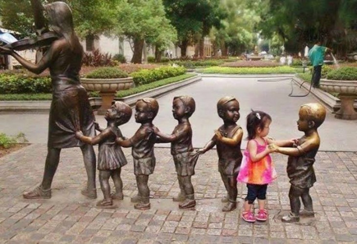 niña incluyendose al juego de las estatuas