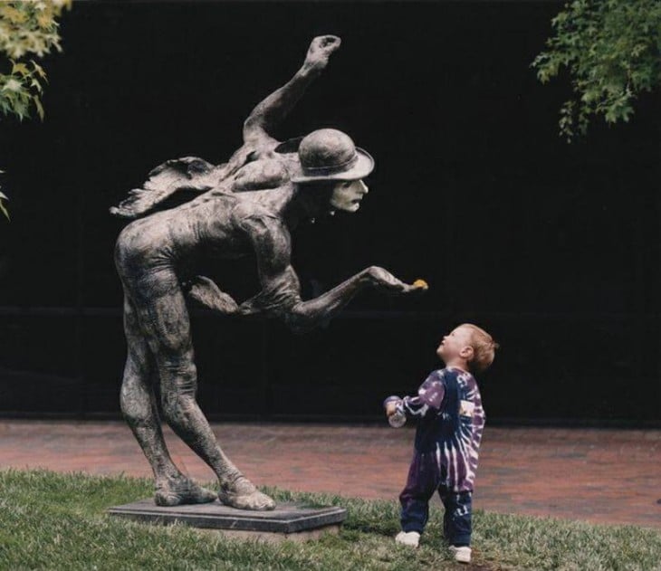 niño viendo a la estatua soplar con maagia