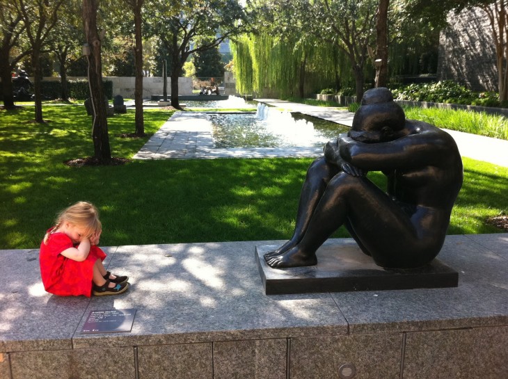 niña jugando a las escondidas