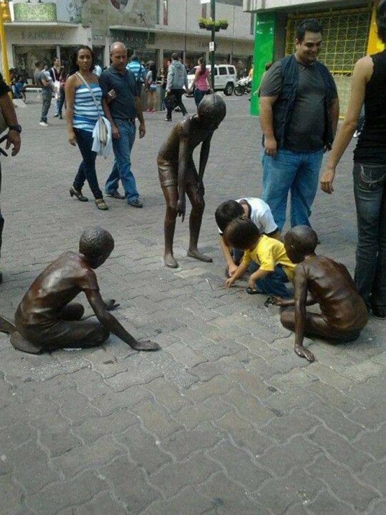 niños jugando a las canicas