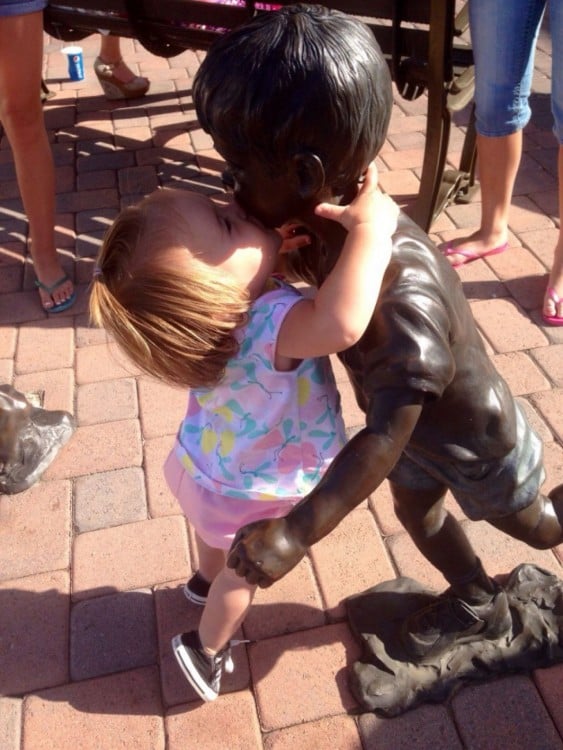 niña le roba un beso a la estatua