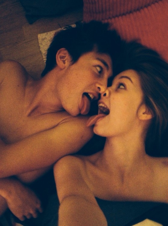 pareja enamorada se hacen caras sacando la lengua juntos