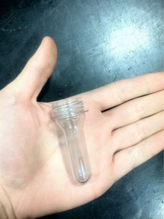 botella con capacidad de un litro antes de ser moldeada con aire comprimido