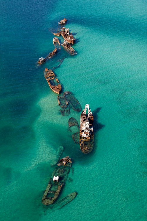 lote de 16 barcos abandonados en las islas bermudas después de caer en un banco de arena.