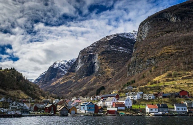 Villa enclavada en los fiordos, Noruega