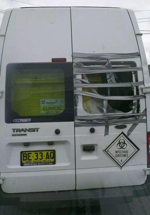 camioneta que trasnporta quimicos de alta peligrosidad lleva las ventanas rotas