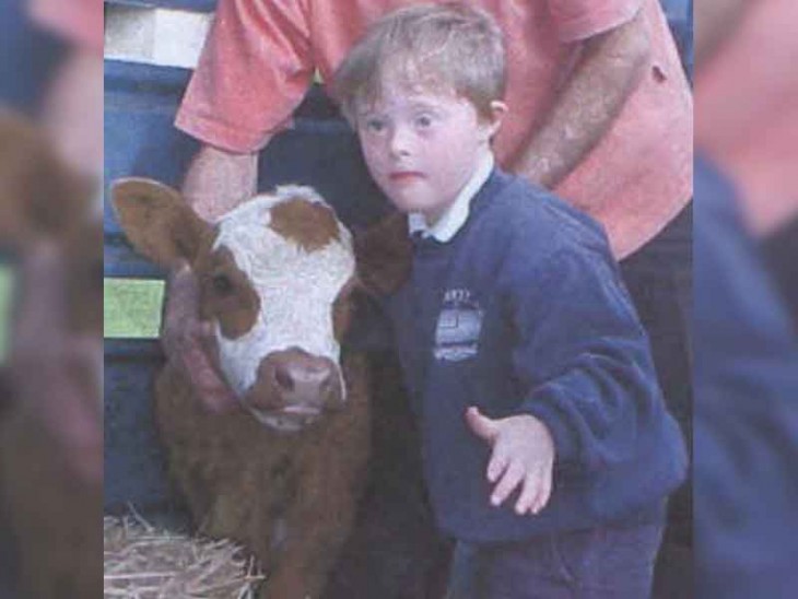 NIÑO CON SDD SALVA A LA VACA DE SER SACRIFICADA