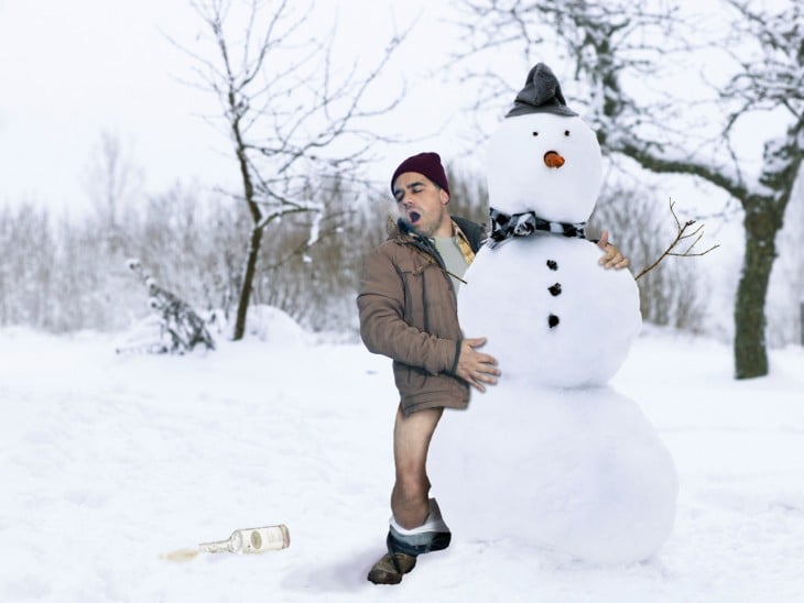 HOMBRE SE ESTA TIRANDO A UN MUÑECO DE NIEVE