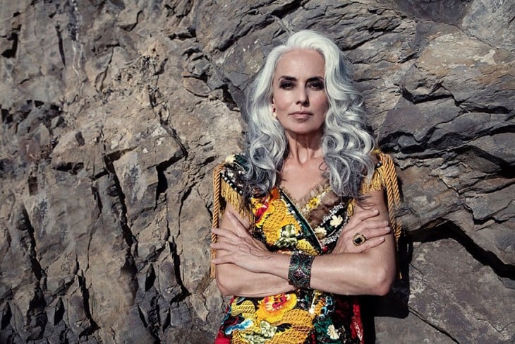 modelo francesa de 59 años durante una sesión de fotos recargada en una piedra 
