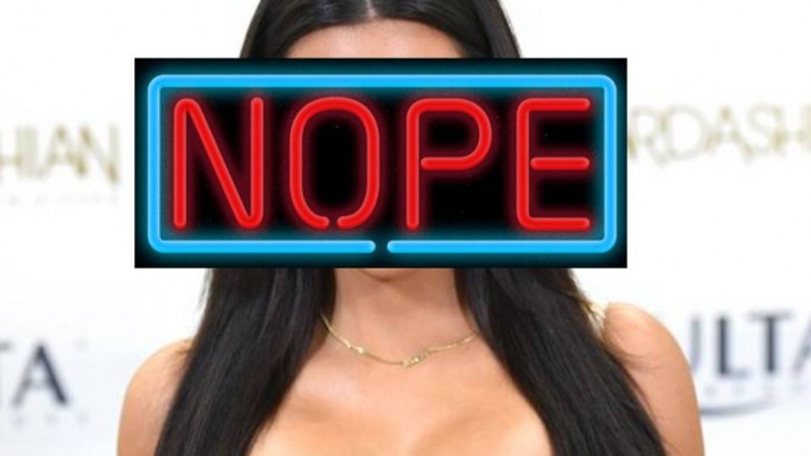 Cara de Kim Kardashian con un letrero de NOPE en su cara 