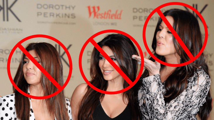 Chicas Kardashian con signos bloqueando sus caras 