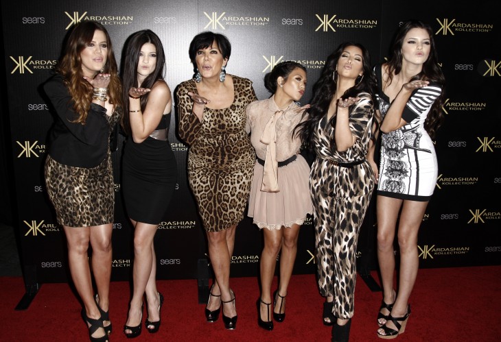 Fotografía de la familia Kardashian mandando un beso 