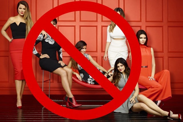 Fotografía de la familia Kardashian con un signo bloqueándolas 