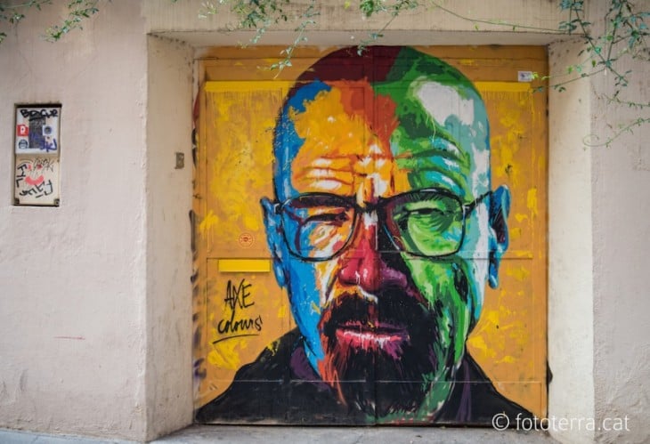 arte urbana de la cara de una persona pintada en una calle de barcelona, españa 