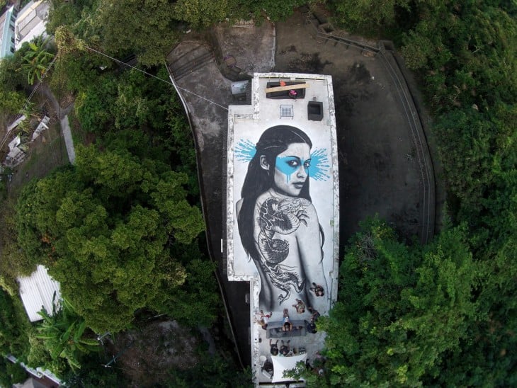 Techo de una casa en Hong Kong, China con el graffiti de la espalda de una mujer 