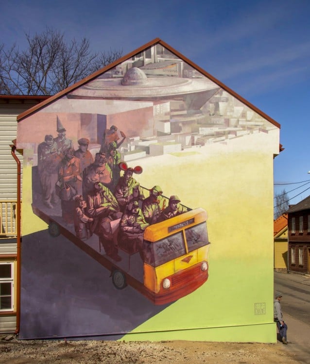 graffiti en la parte trasera de una casa en Estonia de unas personas sobre un camión 