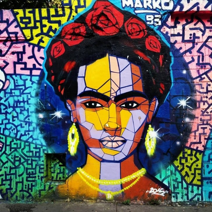 Arte urbano de frida kahlo en una de las calles de Paris, Francia 