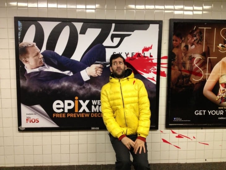 Jon Burgerman en una fotografía frente al cartel del agente 007