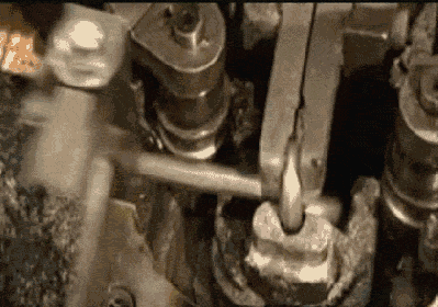 Gif de máquinas convirtiendo tubos de metal en cadenas 