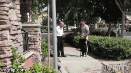 Gif de un hombre frente a un chico ciego aventando un boleto al suelo 