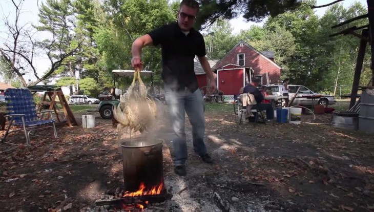 Chico cocinando una gallina 