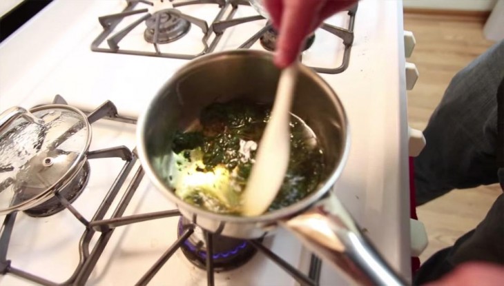 Sarten preparando salmuera para hacer un sandwich desde cero 