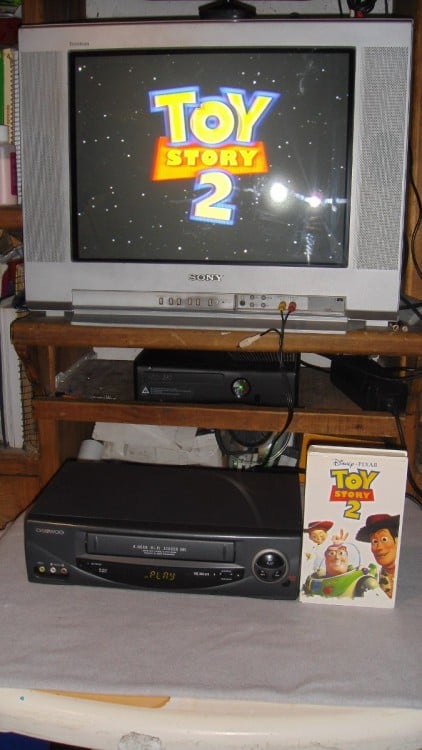 Película de Toy Story en Vhs reproduciendose en una televisión 