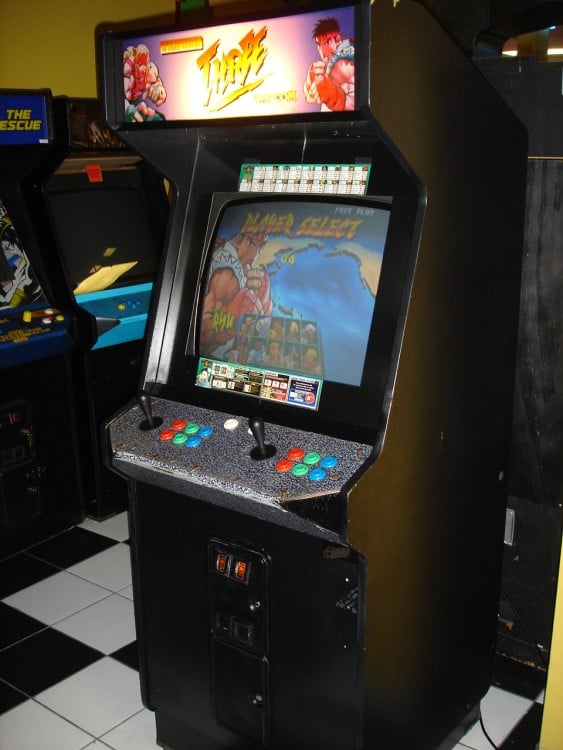 máquina arcade con juegos de Mortal Kombat y Street Fighter 