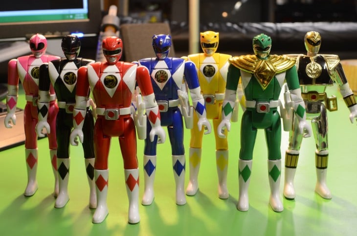 Juguetes de los Power Rangers parados sobre una mesa 