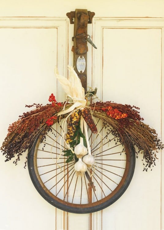 Adorno de navidad para la puerta hecha con llantas de bicicleta 