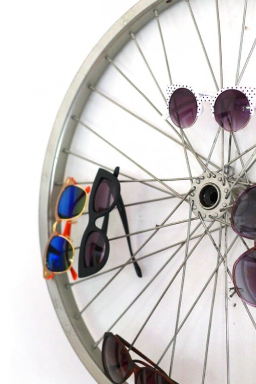 Rueda de bicicleta con algunos lentes sobre ella 