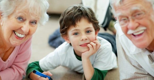 Antiguamente se creia que los abuelos ayudaban a sus hijos con el cuidado de sus nietos, pero hoy la ciencia demuestra que los que ayudan (en su salud) son los niños a sus abuelos a ser un poco más sanos