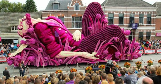 desfile anual de carrozas gigantes adornadas con miles de flores de dahlia "Corso Zundert", está inspirado en la obra de Vincent Van Gogh.