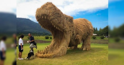 Después del mini furor por la nueva aventura de Jusarick Park, los japoneses buscaron una manera divertida de replicar dinosaurios y a su vez reciclan la paja