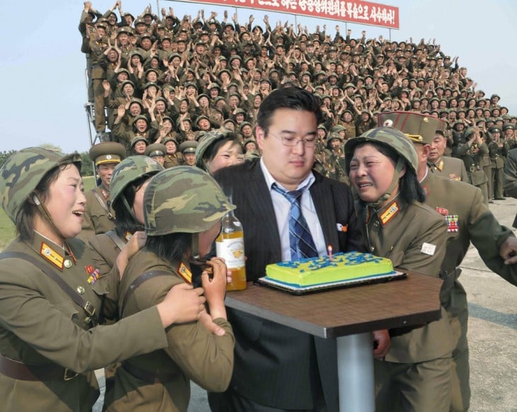 Photoshop de las primeras mujeres pilotos de Corea del Norte con un chico frente a un pastel 