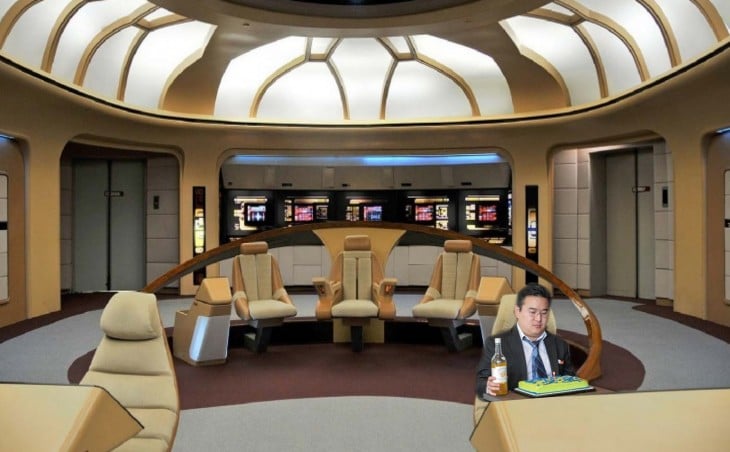 photoshop de un chico con su pastel al interior de la nave star trek 