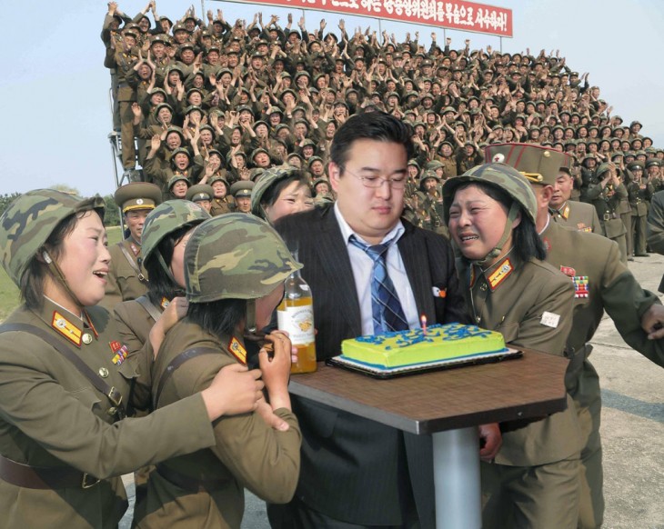 Photoshop de las primeras mujeres pilotos de Corea del Norte con un chico frente a un pastel 