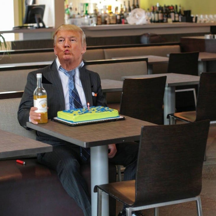 Photoshop de una foto de un chico frente a un pastel con la cara de Donald Trump 