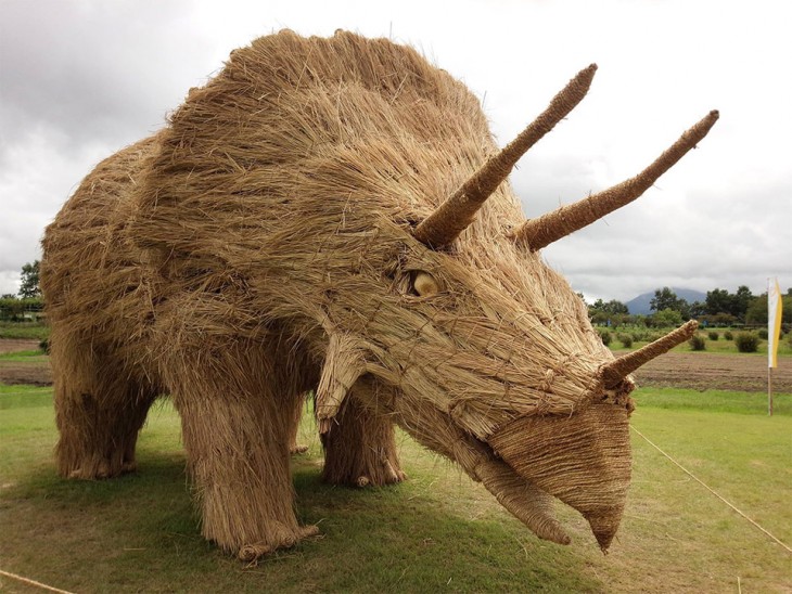 mastodonte hecho de paja en japon