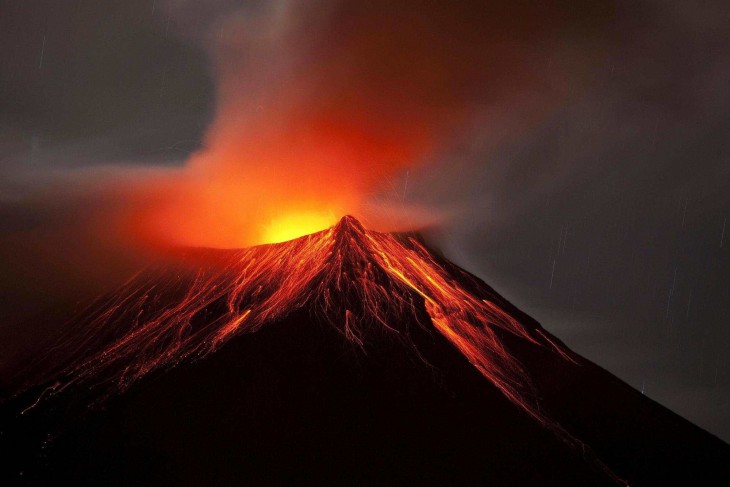 VOLCAN COTOPAXI EN ERUPCIÓN